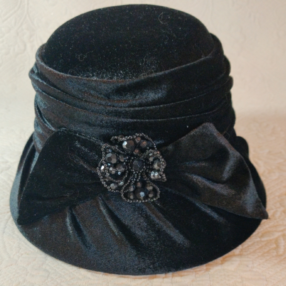 Callanan 100% wool Ladies Rhinestone Flowered Bow Band Velveteen Cloche Hat
